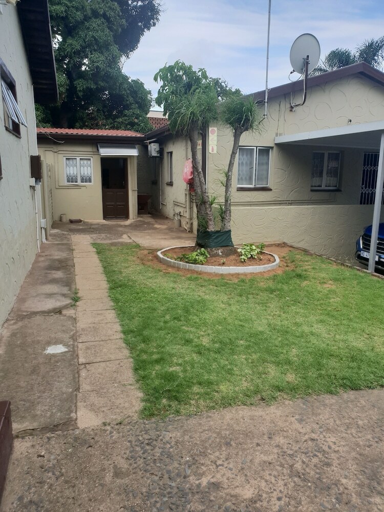 Hotel Iqhayiya Guest House