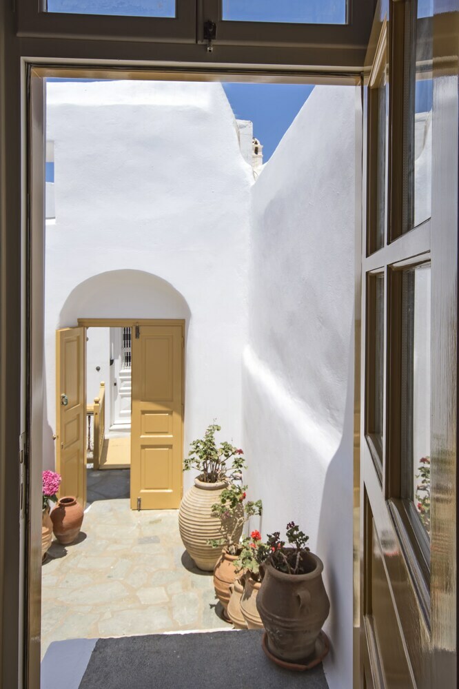 Villa Erato Traditional Town House
