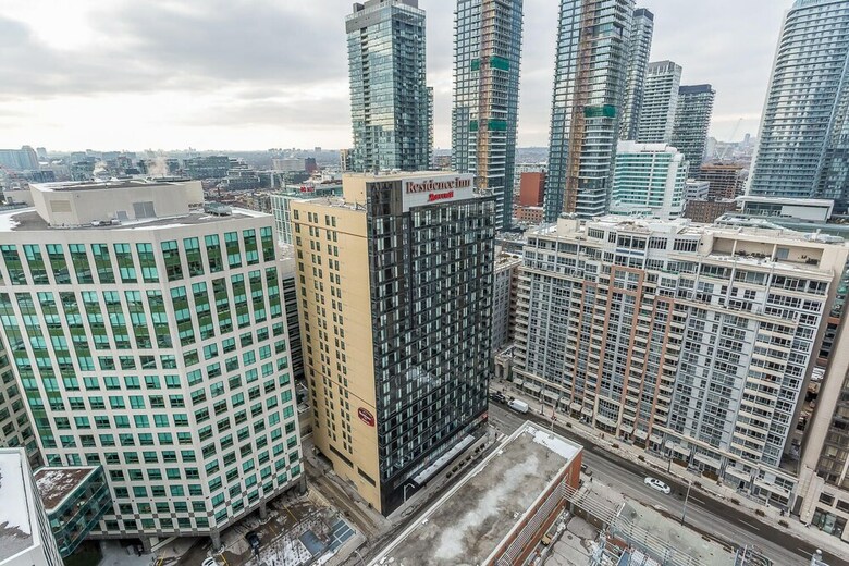 Toronto Rooms And Suites (300 Front St)