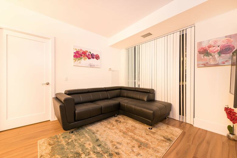Toronto Rooms And Suites (300 Front St)