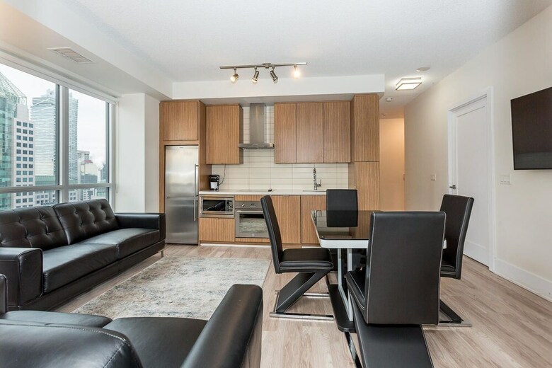 Toronto Rooms And Suites (300 Front St)