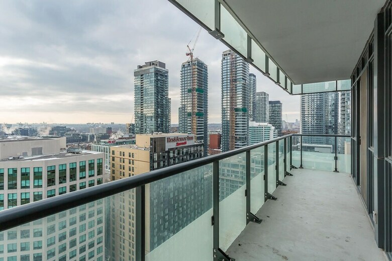 Toronto Rooms And Suites (300 Front St)