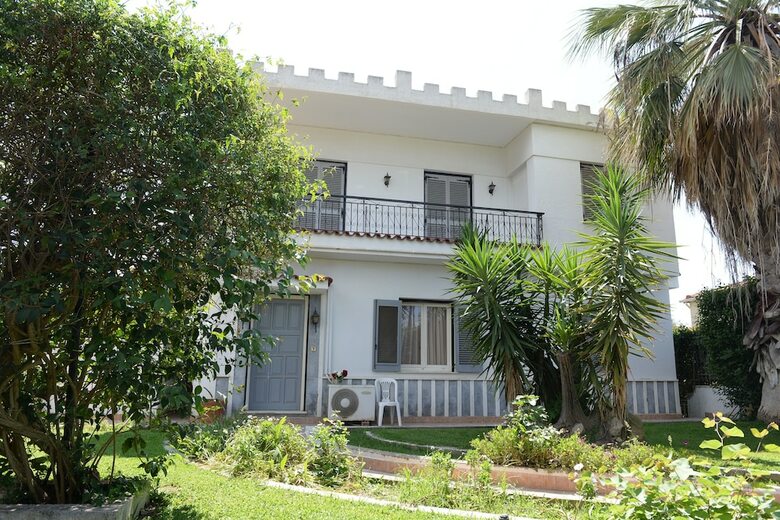 Apartamentos Patras White Castle