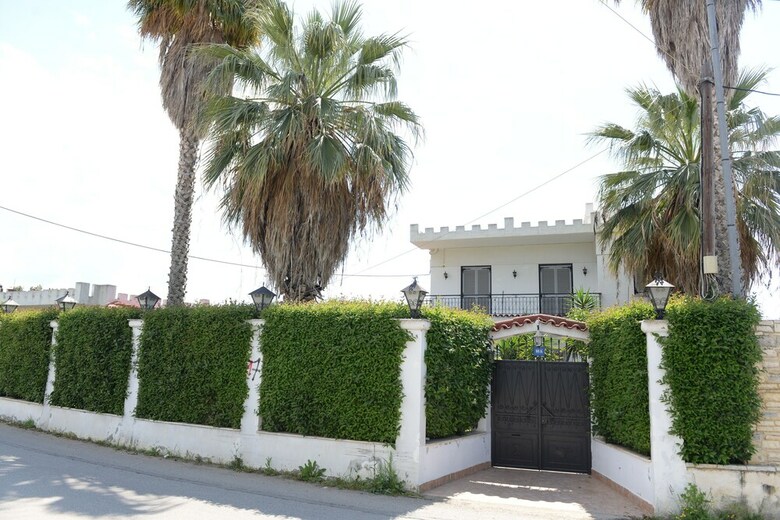 Apartamentos Patras White Castle