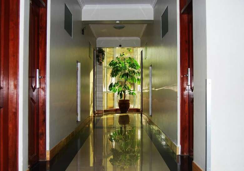Mc-ellys Hotel