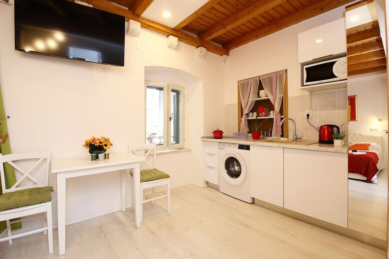 Apartamentos Melek Accommodations