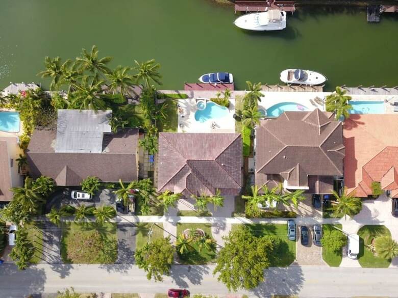 Gorgeous 5 Bedroom Home W/heated Pool Canal Front