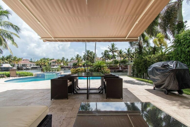 Gorgeous 5 Bedroom Home W/heated Pool Canal Front