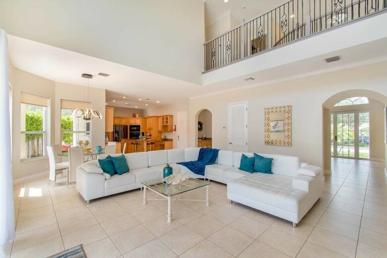 Gorgeous 5 Bedroom Home W/heated Pool Canal Front
