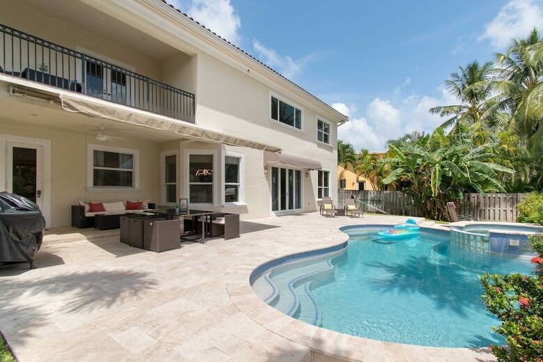 Gorgeous 5 Bedroom Home W/heated Pool Canal Front