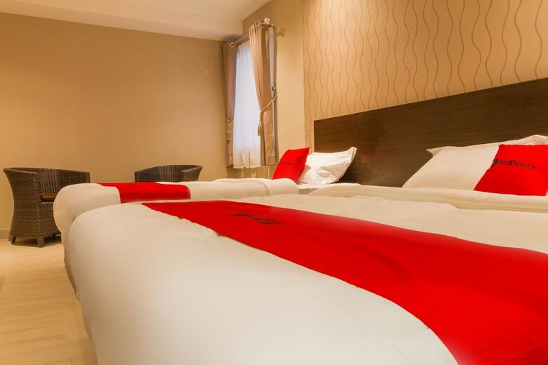 Hotel Reddoorz Plus @ Dipatiukur