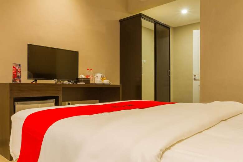 Hotel Reddoorz Plus @ Dipatiukur
