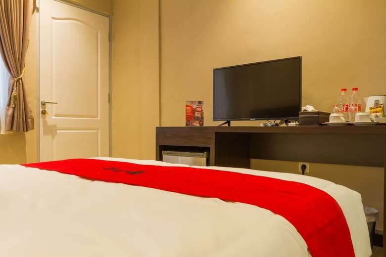 Hotel Reddoorz Plus @ Dipatiukur