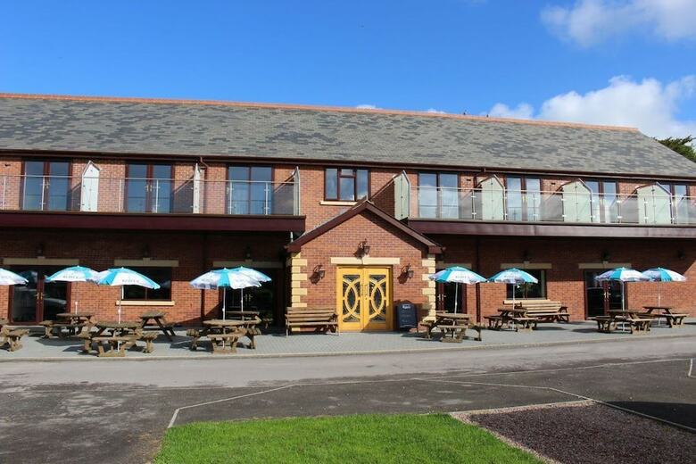 Hotel Riverside Caravan & Camping Park
