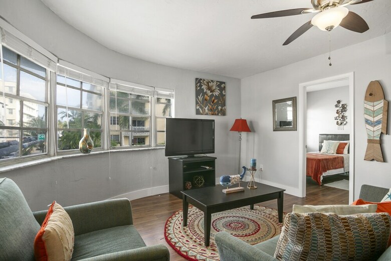 2 Bedroom Deluxe Apt On Collins Ave