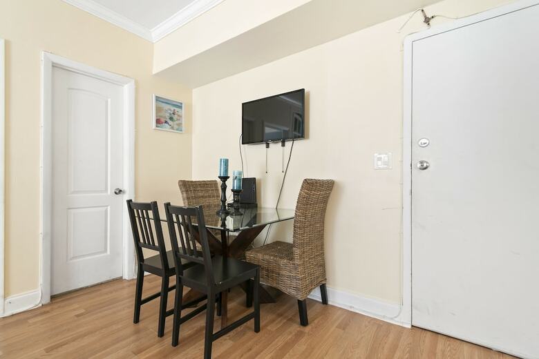 2 Bedroom Deluxe Apt On Collins Ave