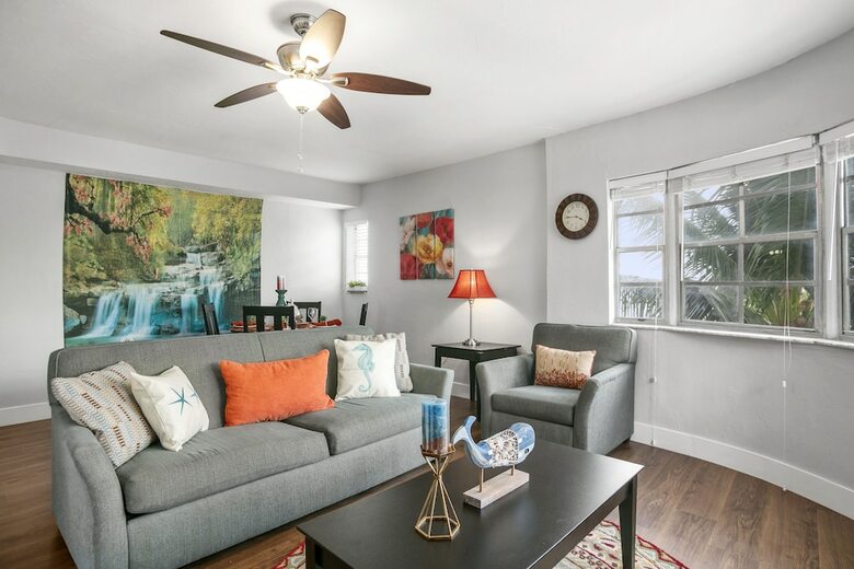 2 Bedroom Deluxe Apt On Collins Ave