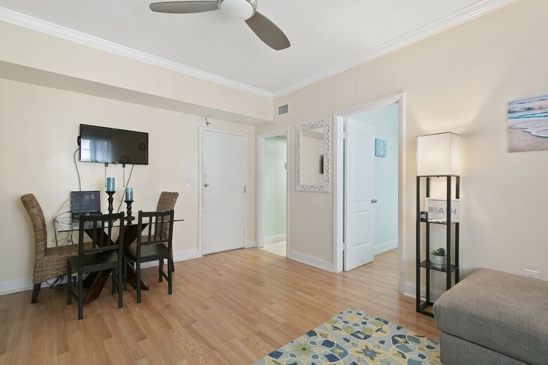2 Bedroom Deluxe Apt On Collins Ave