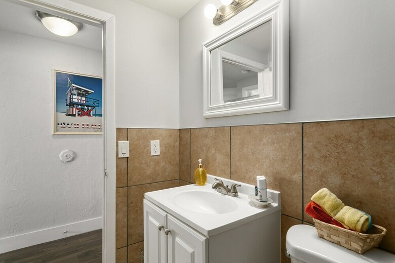 2 Bedroom Deluxe Apt On Collins Ave