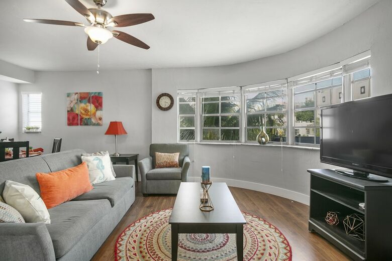 2 Bedroom Deluxe Apt On Collins Ave