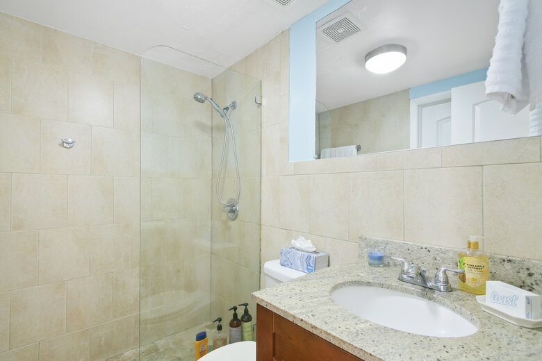 2 Bedroom Deluxe Apt On Collins Ave