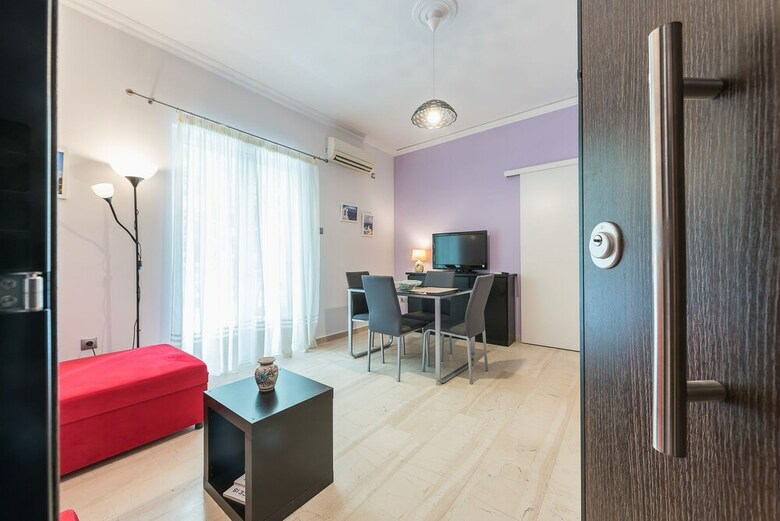 Central & Cozy Apartment With Balcony