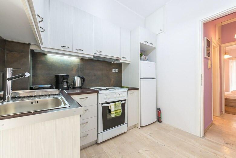 Central & Cozy Apartment With Balcony