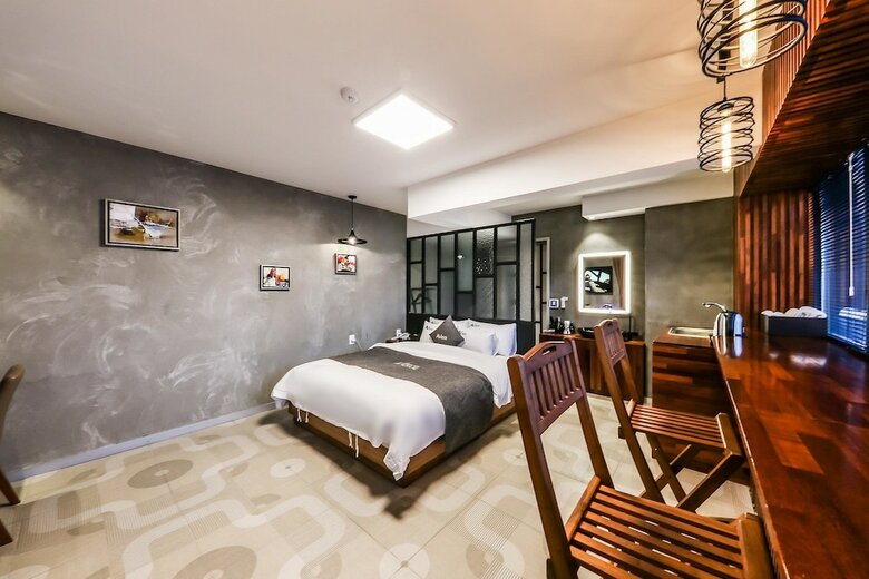 Avenue Hotel