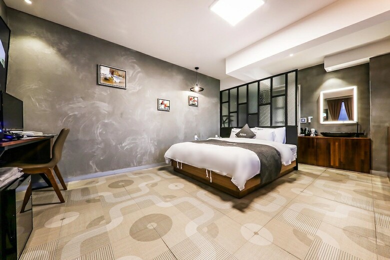 Avenue Hotel