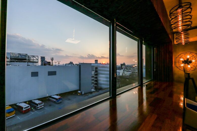 Avenue Hotel