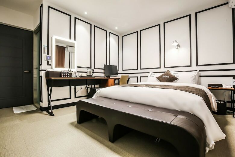 Avenue Hotel