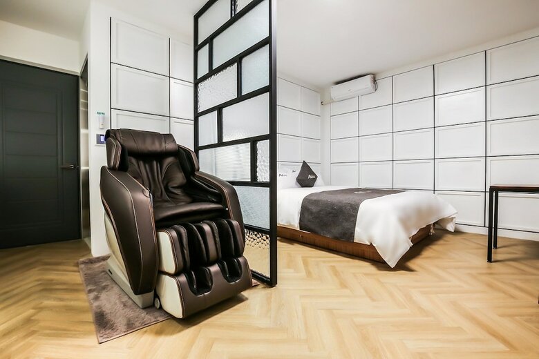 Avenue Hotel