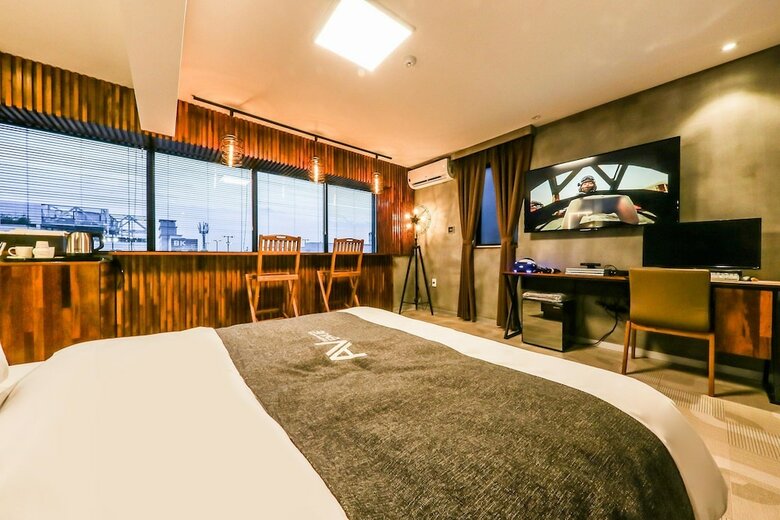 Avenue Hotel