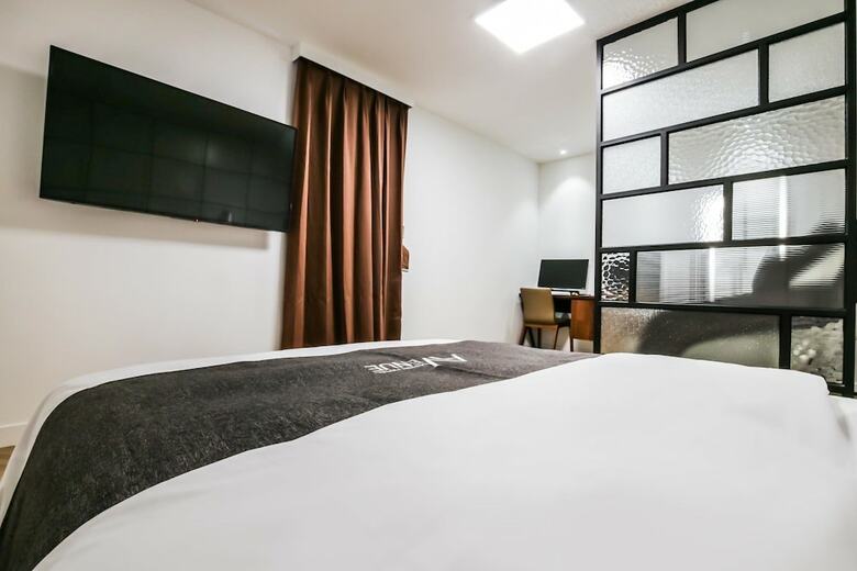 Avenue Hotel