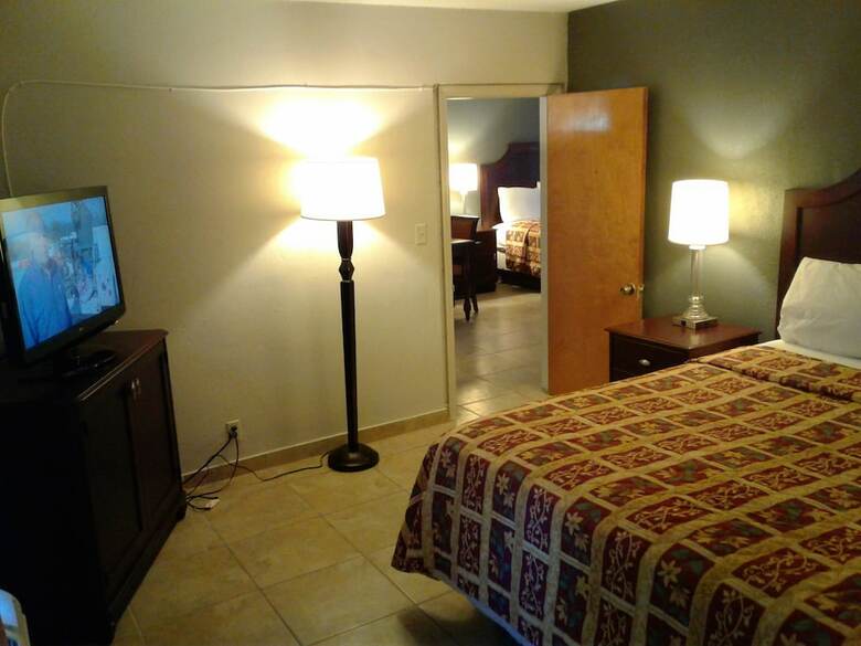 Hotel Express Inn And Suites