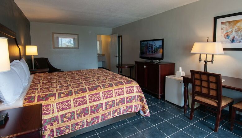 Hotel Express Inn And Suites