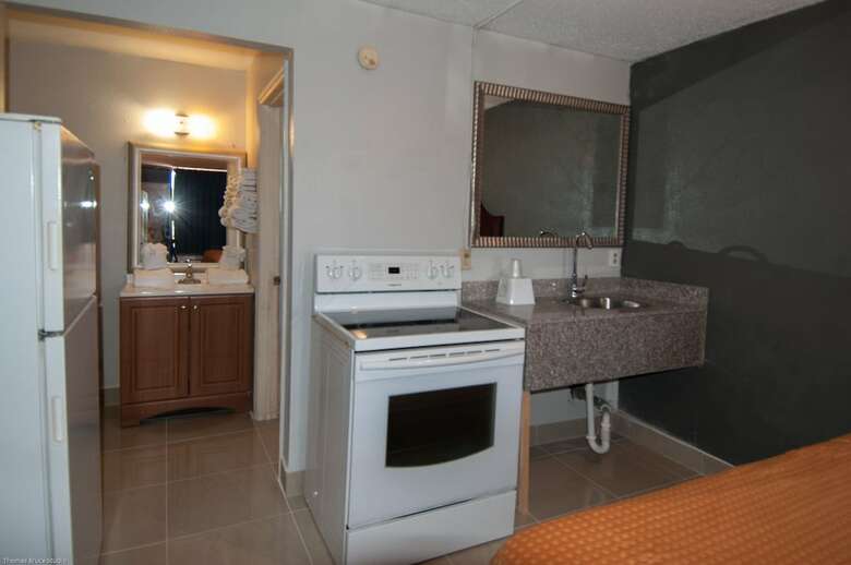 Hotel Express Inn And Suites