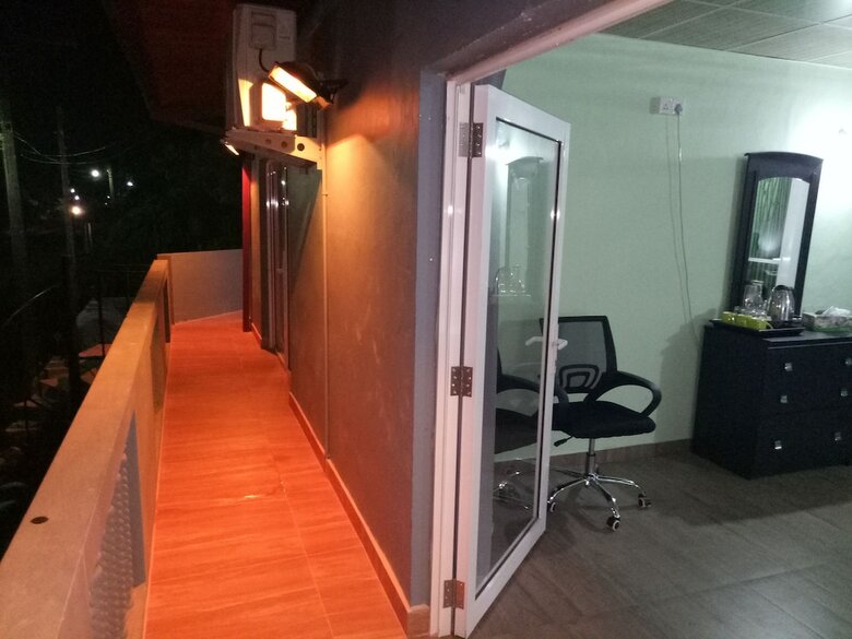 This Is It Airport Hotel And Restaurant