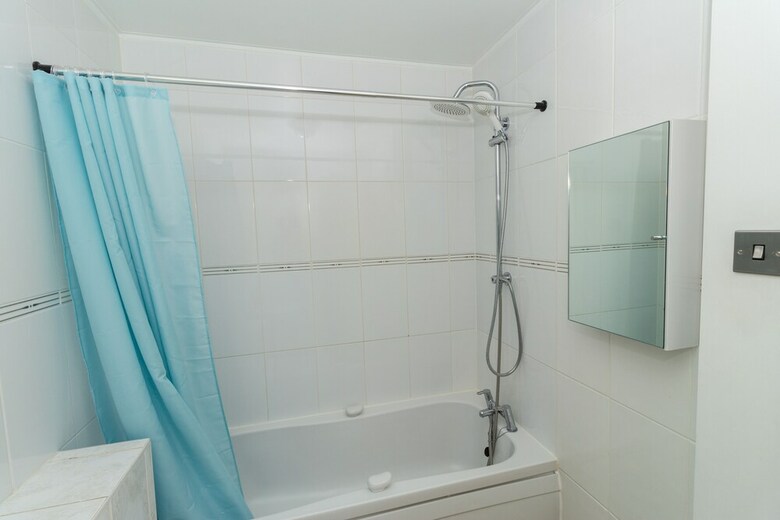 Luxury 5 Bed House In Windsor