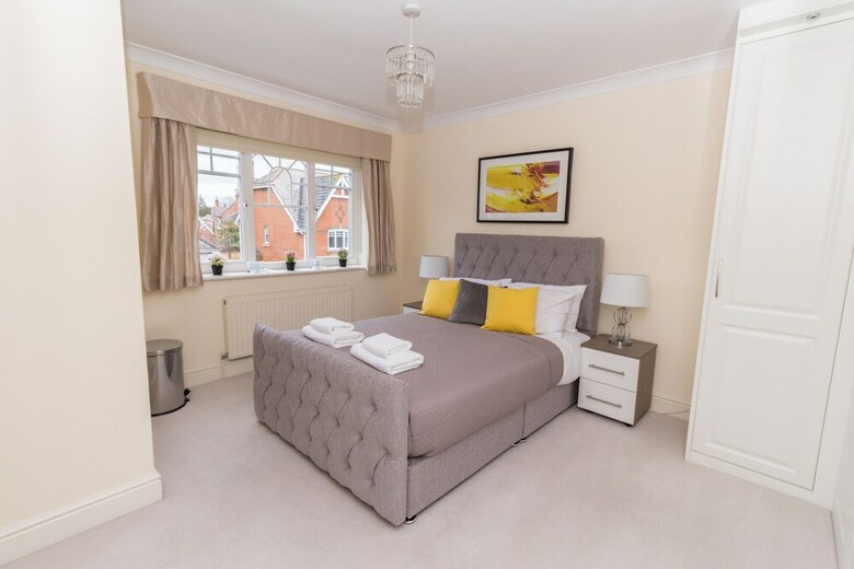 Luxury 5 Bed House In Windsor