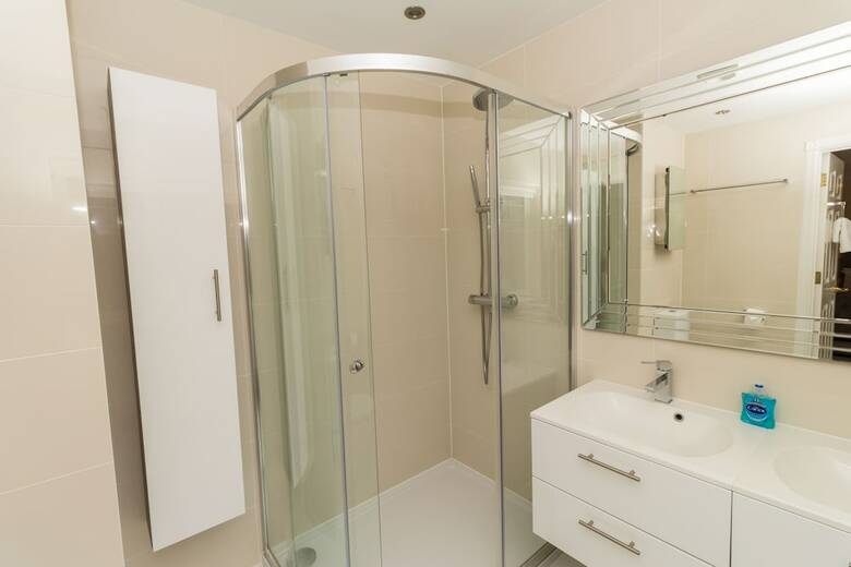 Luxury 5 Bed House In Windsor