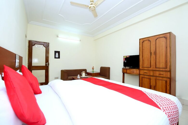 Hotel Oyo 26453 Raja