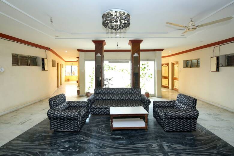 Hotel Oyo 26453 Raja