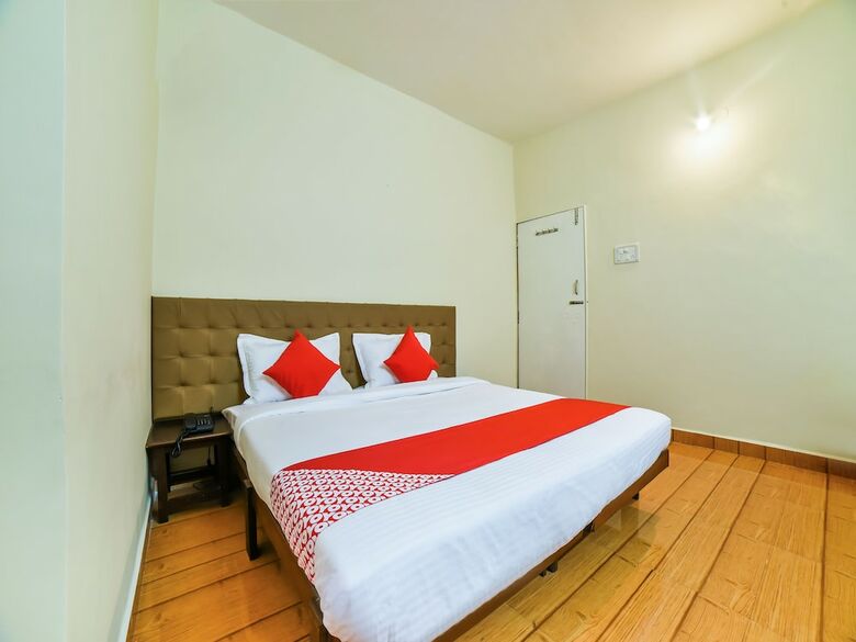 Oyo 28139 Hotel Empire