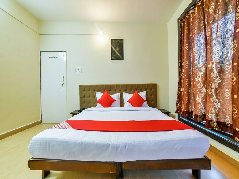 Oyo 28139 Hotel Empire