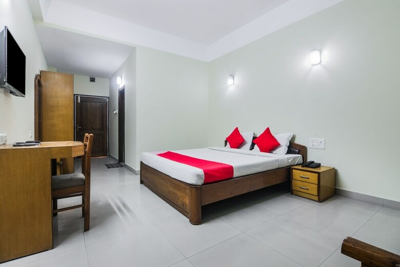 Oyo 26683 Earl Grey Hotel