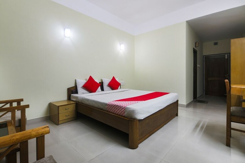 Oyo 26683 Earl Grey Hotel