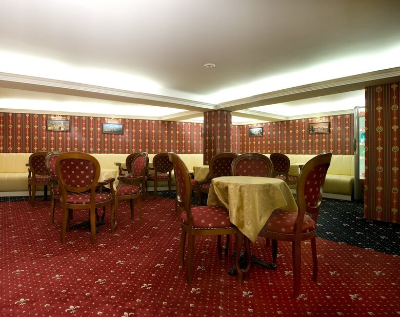 Manhattan Hotel & Restaurant