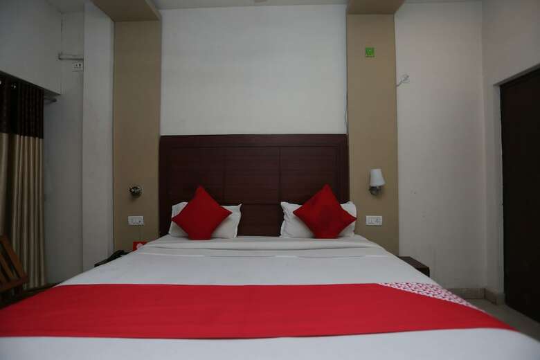 Hotel Oyo 23733 Surya Continental