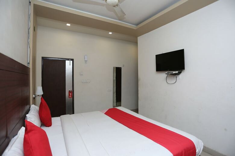 Hotel Oyo 23733 Surya Continental